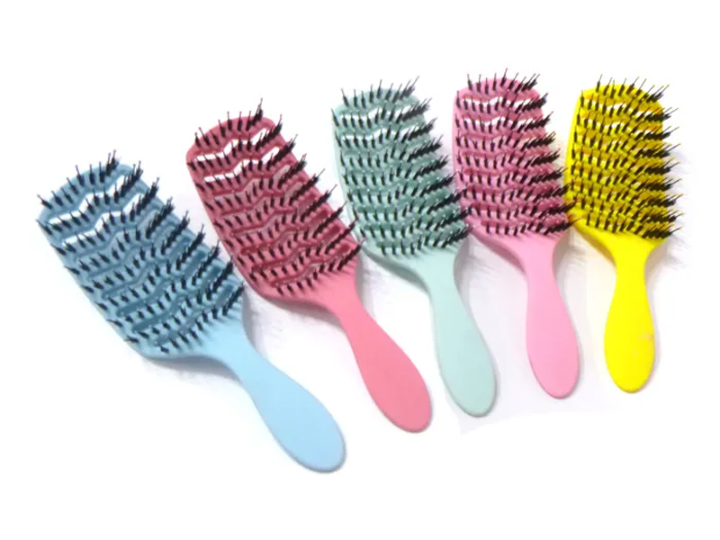 毛のもつれをほぐすヘアブラシ