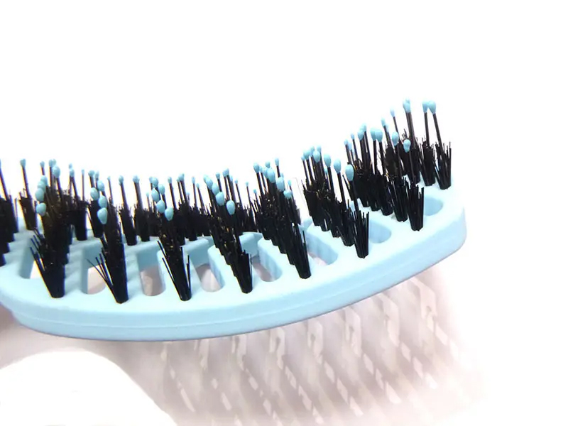 毛のもつれをほぐすヘアブラシ