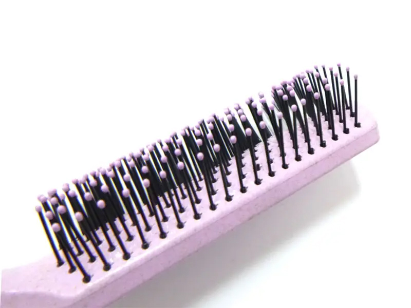 プラスチックのカラフルなもつれを解くヘアブラシ