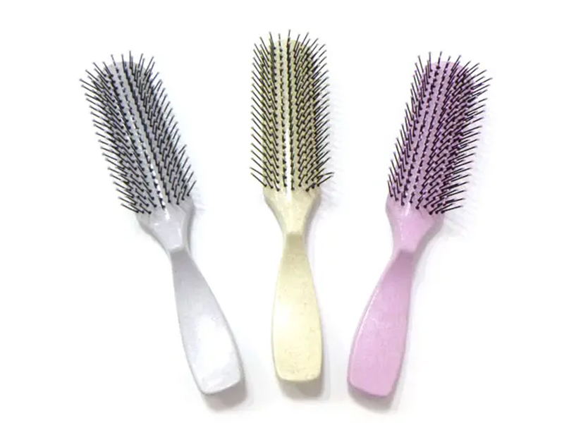 プラスチックのカラフルなもつれを解くヘアブラシ