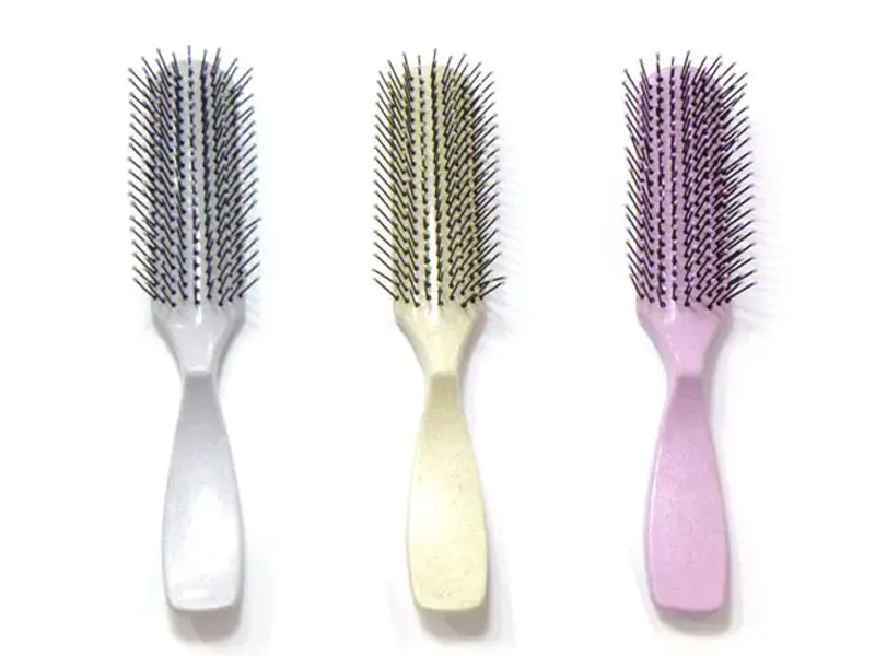 プラスチックのカラフルなもつれを解くヘアブラシ