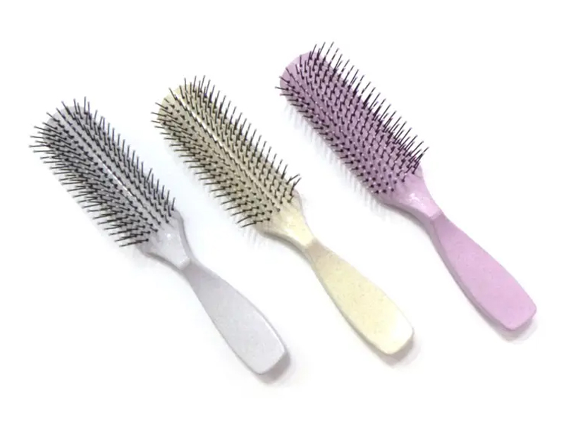 プラスチックのカラフルなもつれを解くヘアブラシ
