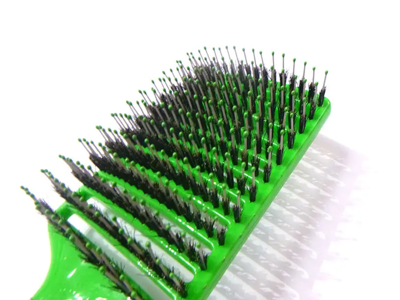 プラスチック製の通気口のもつれをほぐすヘアブラシ