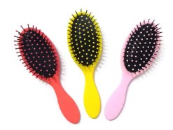 プラスチック製のヘアコームは切れ毛の原因になりますか?