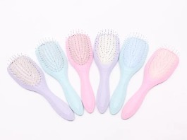 もつれ解消ヘアブラシは、通常のプラスチック製の櫛と比較して、頑固な結び目をほぐすのに何回のブラシストロークが必要ですか?